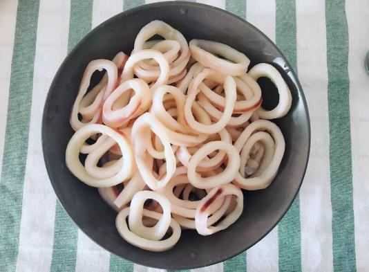 炒魷魚加什么調(diào)料?怎樣挑選到好的魷魚圈?