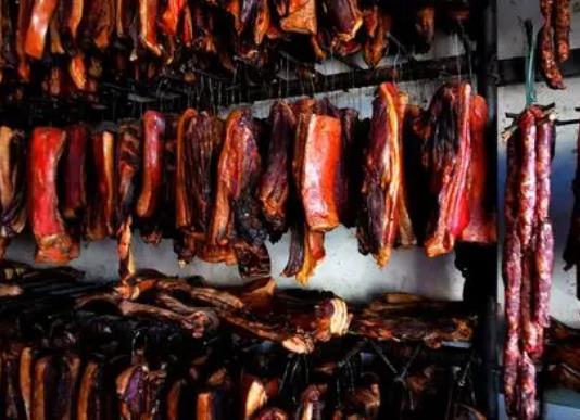 臘肉晾曬前要用溫開(kāi)水洗一下嗎?臘肉抹什么會(huì)不招蒼蠅