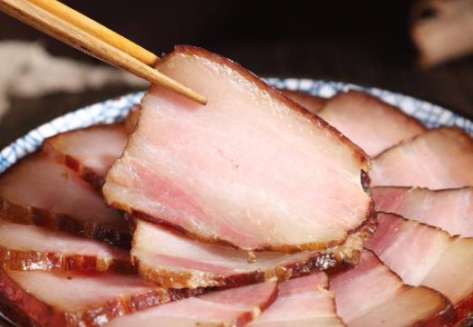 臘肉每斤要放多少鹽?臘肉放陽(yáng)臺(tái)上曬會(huì)臭嗎