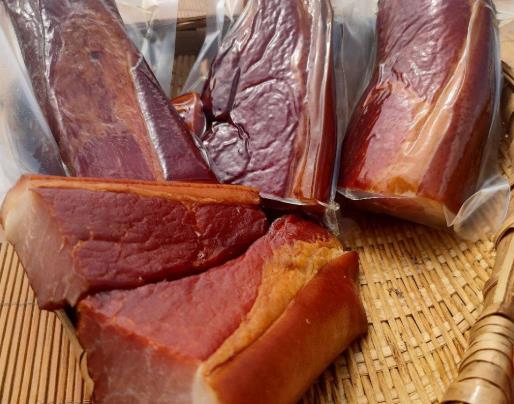 臘肉每斤要放多少鹽?臘肉放陽(yáng)臺(tái)上曬會(huì)臭嗎