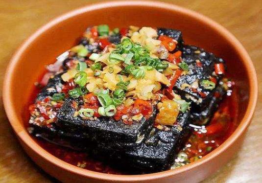 臭豆腐是怎樣變成黑色的?新鮮豆腐怎么做才會(huì)臭