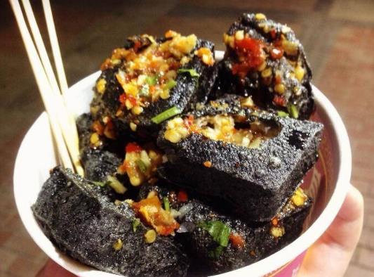 臭豆腐是怎樣變成黑色的?新鮮豆腐怎么做才會(huì)臭