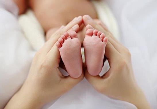 嬰兒拉肚子能用鹽熱敷肚子嗎?嬰兒拉肚子要不要換奶粉?