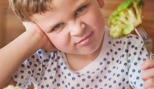 孩子不愿意吃飯的原因 孩子不愿意吃飯的話該怎么辦