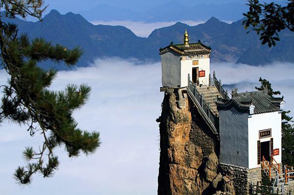 中國最險的三大寺廟 位于山頂懸崖峭壁之間 雙塔山最負(fù)盛名
