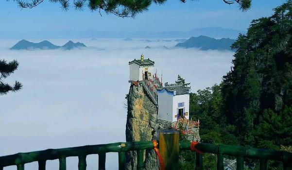 中國最險的三大寺廟 位于山頂懸崖峭壁之間 雙塔山最負(fù)盛名