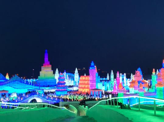 哈爾濱冰雪大世界能反復(fù)進(jìn)出嗎?哈爾濱冰雪大世界離哪個(gè)火車站近