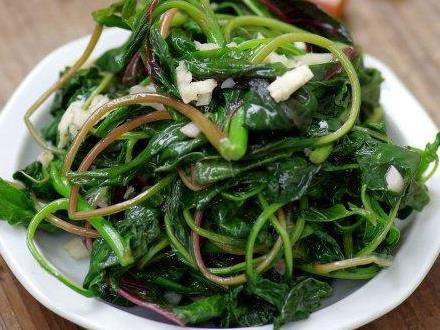 山野菜的營養(yǎng)價值:營養(yǎng)豐富無污染成餐桌上的新寵