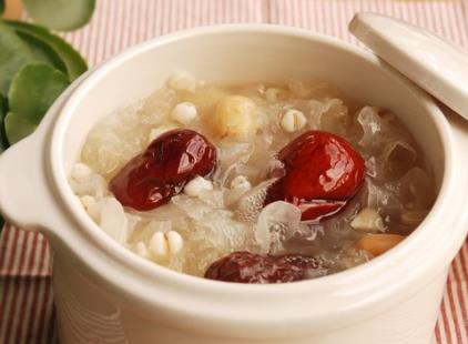 吃銀耳有什么好處?銀耳的營(yíng)養(yǎng)價(jià)值和食療功效