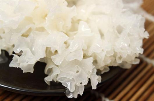 吃銀耳有什么好處?銀耳的營(yíng)養(yǎng)價(jià)值和食療功效