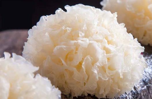 吃銀耳有什么好處?銀耳的營(yíng)養(yǎng)價(jià)值和食療功效
