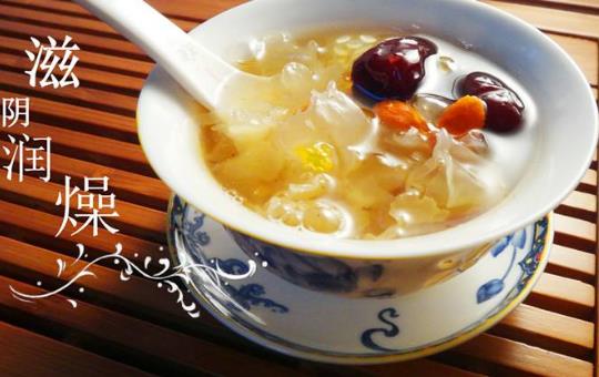 吃銀耳有什么好處?銀耳的營(yíng)養(yǎng)價(jià)值和食療功效