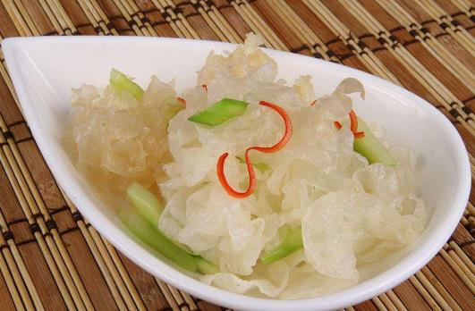 吃銀耳有什么好處?銀耳的營(yíng)養(yǎng)價(jià)值和食療功效