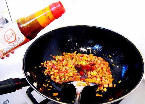 炒菜什么時(shí)候放醬油最好?炒菜放醬油的最佳時(shí)間