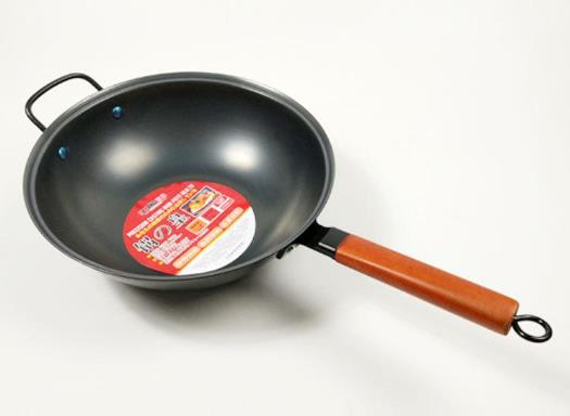 不粘鍋為什么中間是凸起來(lái)的?油在不粘鍋里為什么會(huì)有泡沫?