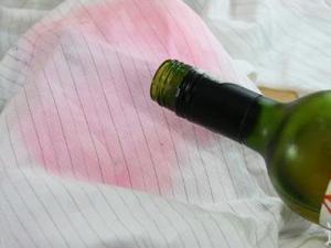 如何去除葡萄酒漬？衣服上的紅葡萄酒漬怎么洗