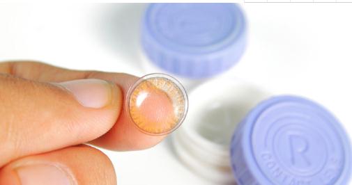 隱形眼鏡護(hù)理液超過三個月還能用嗎 隱形眼鏡護(hù)理液可以滴眼睛嗎