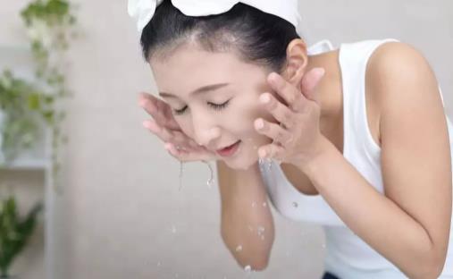 晨跑之前洗臉可以擦護(hù)膚品嗎 下午不洗臉能直接擦防曬嗎