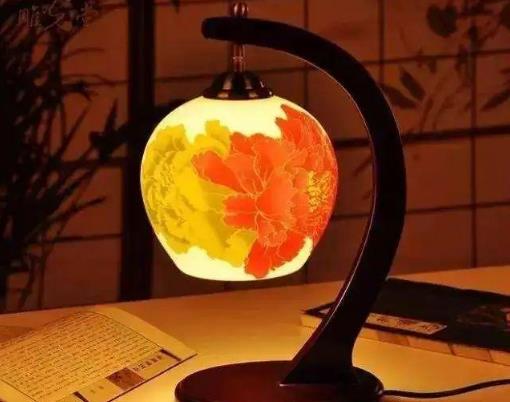 床頭臺燈放哪面好?臺燈一閃一閃的會爆炸嗎