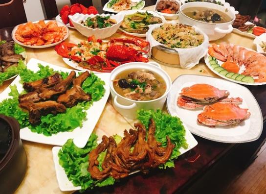 過(guò)年在別人家吃年夜飯好不好?2022年年夜飯什么時(shí)候吃