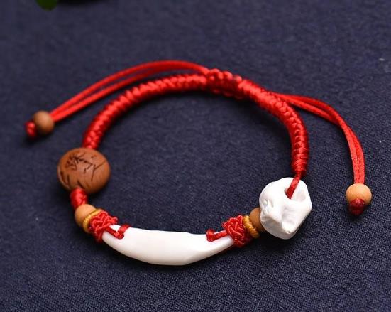本命年紅繩戴哪只手好?本命年紅繩同房的時(shí)候可以取下來嗎