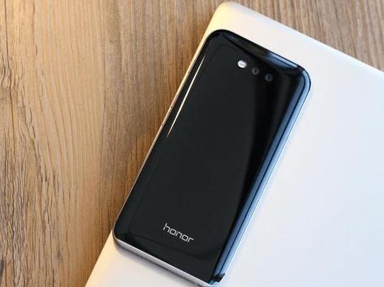 鋼化膜裂開了會(huì)傷屏幕嗎?鋼化膜裂開了一條縫還能用嗎?