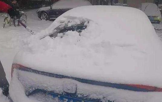 車上有積雪可以撒鹽嗎？車上的雪掃下去會刮車漆嗎？
