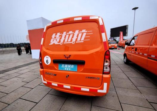 貨拉拉負(fù)責(zé)搬運(yùn)上下樓嗎?貨拉拉有人跟車怎么收費(fèi)