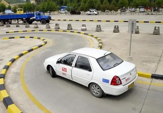 正規(guī)駕校幾個人一輛車?駕校報名了退錢麻煩嗎