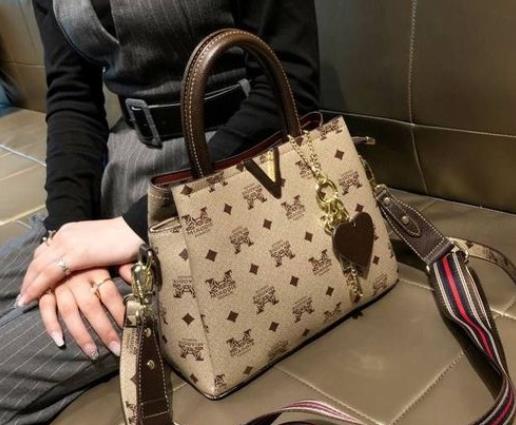 lv達(dá)芙妮中號保值嗎?lv達(dá)芙妮中號和小號哪個更好看