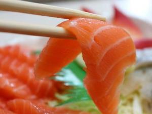 三文魚能生吃嗎？生吃三文魚安全嗎