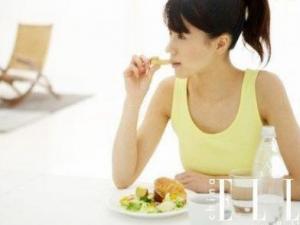 胃疼怎么辦？四種傷胃的飲食禁忌壞習(xí)慣