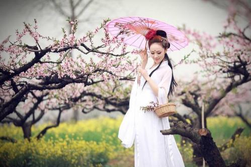 犯桃花是什么意思?什么人命里犯桃花?怎么化解?犯桃花面相
