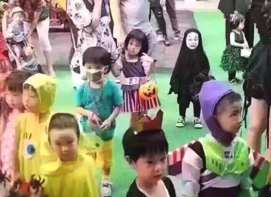 該詞最近再次出現(xiàn)在大家眼前原因是2016年萬圣節(jié)爆火網(wǎng)絡(luò)的“無臉男萌娃”,和周圍小朋友畫風(fēng)極其不一樣的小朋友甚至他同學(xué)都嚇哭了,獨(dú)自站在人群中的小身影、欲哭無淚的小表情,讓人又心疼又好笑,從而走紅網(wǎng)絡(luò)后被網(wǎng)友們p圖制作成“我能怎么辦啊我也很絕望啊”表情包,受到了大量的轉(zhuǎn)載和使用。