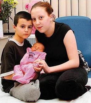 英國(guó)13歲小男孩艾爾菲·帕頓和15歲女友仙黛爾·斯迪德曼偷吃禁果