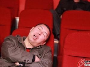 臺球比賽觀眾睡倒一片，92歲老太關(guān)注丁俊暉6年
