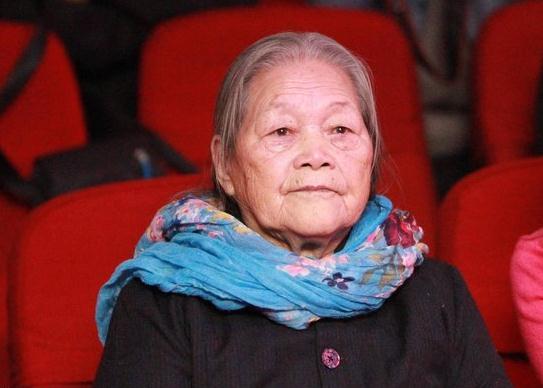 丁俊暉臺(tái)球比賽觀眾睡倒一片,92歲老太關(guān)注丁俊暉6年,輸球也送紅包
