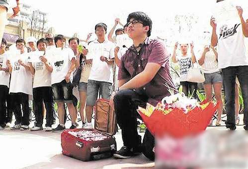 浪漫創(chuàng)意求婚:武漢男子提20萬元現(xiàn)金當街求婚,鈔票折成心形狀