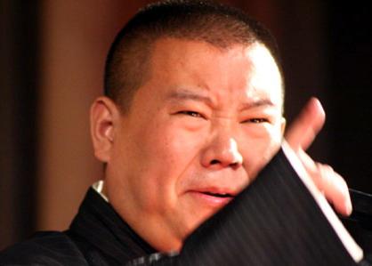 郭德綱春晚相聲被批笑料不足,郭德綱回應(yīng)“爺?shù)闹腔郾忍O(jiān)強”
