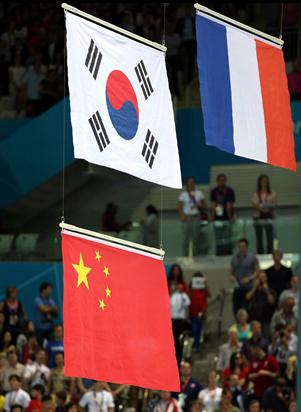 200米自由泳中韓國(guó)旗上下放-柔道日韓國(guó)旗并排放