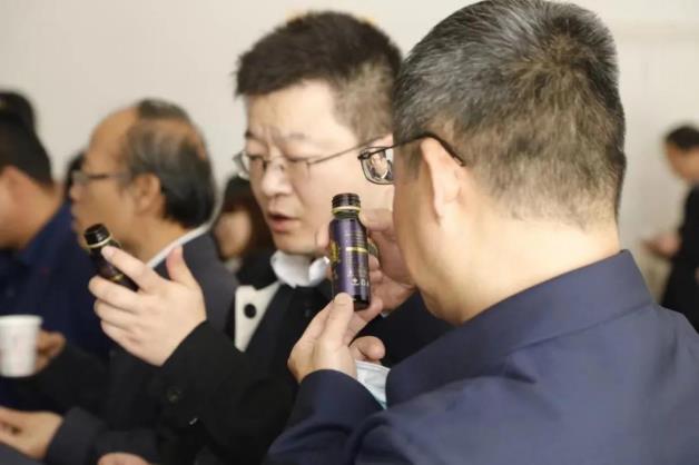 全國(guó)人大常委會(huì)委員謝廣祥一行領(lǐng)導(dǎo),深入調(diào)研冰雪容黃精產(chǎn)業(yè)園