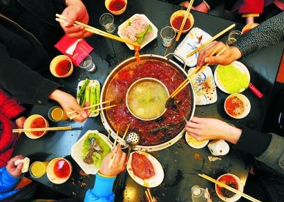 吃火鍋注意事項：吃火鍋盡量不要選擇海鮮口味醬料