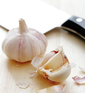 怎樣剝大蒜去皮更容易？大蒜去皮的方法妙招：用菜刀拍大蒜法去皮