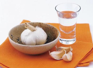 怎樣剝大蒜去皮更容易？大蒜去皮的方法妙招：清水浸泡法去皮