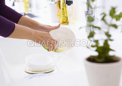 怎樣洗盤(pán)子省水？洗餐具節(jié)水生活小竅門(mén)