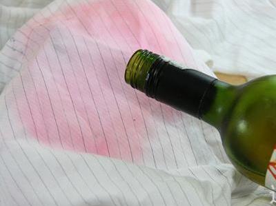 如何輕松洗掉衣服上的“頑固”紅酒漬？