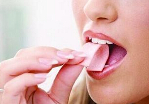 嚼口香糖的副作用-嚼口香糖會(huì)誘發(fā)頭痛