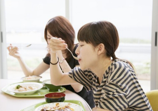 進餐過快容易使人體發(fā)胖還有患慢性病的風險