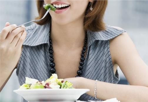 上火怎么辦？女白領(lǐng)壓力大易上火應(yīng)多吃“清火”食物