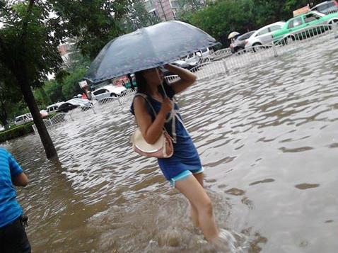 淋雨后怎么辦？被雨淋后快洗澡，衣服消毒分開洗